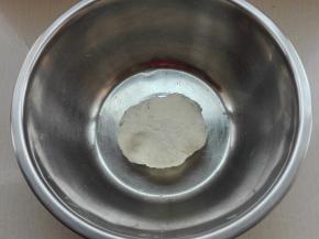 将其揉成不见干粉的面团，面粉会有些硬，正常的，不需要揉成很光滑状态，然后盖好保鲜膜将其醒发20分钟。