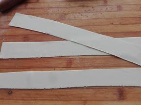 再将其切成长细条，如图所示。