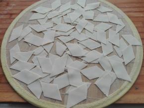 分别将其散开，摊开，如果多的话，将其晾干装起来，随时吃随时煮即可。