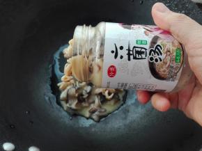 开始做汤底，将六菌汤直接倒入锅中。