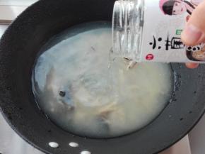 然后在锅中倒入四倍的水。