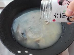 然后在锅中倒入四倍的水。