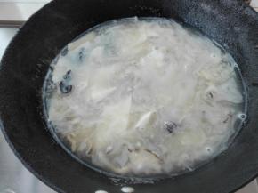 锅中这些底汤烧一两分钟，就可以将前面制作好的面片放入锅中，将其搅拌均匀。