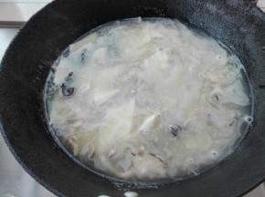 锅中这些底汤烧一两分钟，就可以将前面制作好的面片放入锅中，将其搅拌均匀。