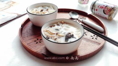 盛到碗里开喝吧，好鲜美哦。