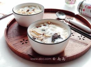 盛到碗里开喝吧，好鲜美哦。