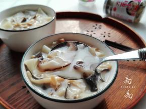 面片的滑爽，加上汤汁的鲜美，好吃的停不住嘴呀。