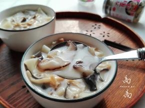 面片的滑爽，加上汤汁的鲜美，好吃的停不住嘴呀。