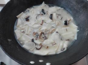 最后关火，倒入适量香油，也可以撒点葱沫来调味。