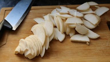 杏鲍菇洗净，切片