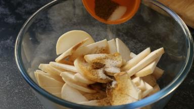 杏鲍菇和各种辅料放入大碗中