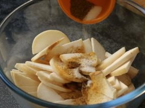 杏鲍菇和各种辅料放入大碗中