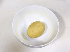 用手揉成光滑的面团。
