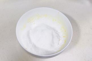 筛入低筋面粉和糖粉。