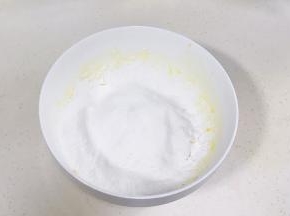 筛入低筋面粉和糖粉。