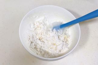 用刮刀稍许拌拌。