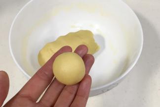 把面团均分成16份，每一份约15克，用双手搓圆。