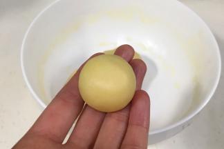 收好口，继续搓圆，然后轻轻按压下。