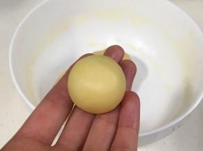 收好口，继续搓圆，然后轻轻按压下。