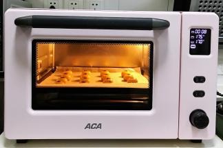 入预热好的烤箱中，上火175度下火170度约18分钟。