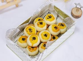 夹着蜜红豆，吃得很过瘾。
