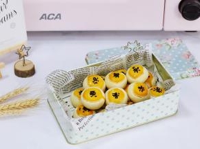 酥的掉渣渣的红豆一口酥就制作完成了。