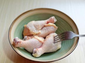 首先将鸡腿洗干净，让人器具中，用食品叉鸡腿，差出洞洞，腌制会更入味。