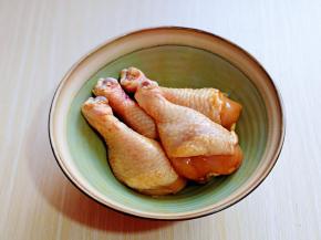 戴上食品手套，抓拌均匀，静置10分钟。