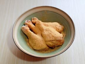 再撒上奥尔良烤翅料。