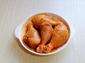 再次抓拌均匀，盖上盖子或保鲜膜，放入冰箱腌制2小时。