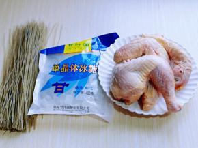 准备食材，我家人口少，所以用了半只鸡，可以根据个人口味增减。