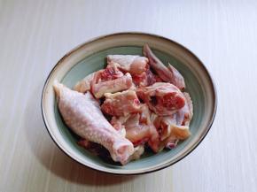 将鸡用温水洗干净，再用食品简单剪成小块。