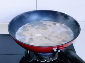 将鸡块焯水: 冷水入锅，大火烧开，撇出浮沫，煮2-3分钟捞出。