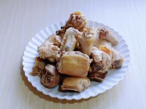 捞出后用温水反复冲洗，将鸡块表面的杂质洗干净。