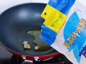 起油锅，加入冰糖。(冰糖有润肺止咳，清痰，祛火等作用)