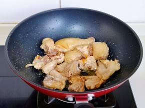 再加入焯水的鸡块翻炒。