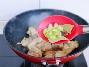 再加入提前准备好的香料，翻炒均匀。