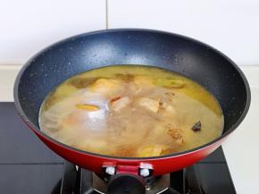 炒均匀后加入纯净水。(水量没过鸡块为佳)