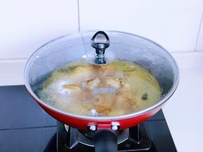 盖上锅盖，烧开后转小火慢炖约40分钟。