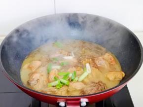 粉条约炖了8-10分钟样子，加入切好青大蒜，可以关火。