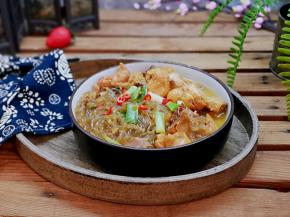 盛出装盘，撒上一点红辣椒做点缀。