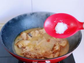 这时鸡块炖的差不多了，按个人口味加入食用盐。