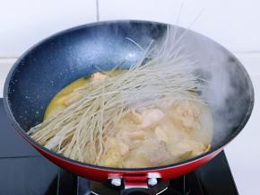 再加入提前泡软的粉条，中小火将粉条炖熟即可。