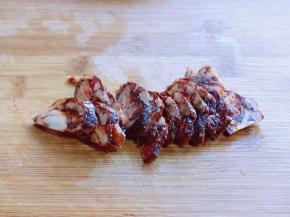 首先将腊肠切片，不需要切太薄。