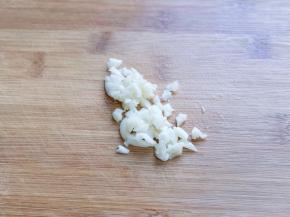 大蒜去皮切碎。