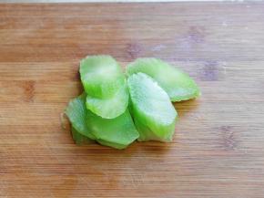 莴笋去皮，洗干净，切片。