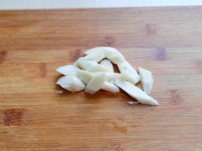 山药去皮洗干净，切片。(去皮戴上一次性手套呦，避免山药的粘液弄在手上会痒痒哒)