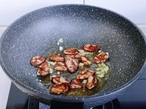 起油锅，加入切好的蒜炒香，再加入切好的辣炒煸炒。