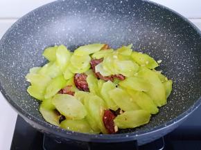 加入切好的莴笋翻炒均匀。