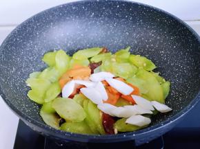 再加入胡萝卜与山药，小火翻炒。